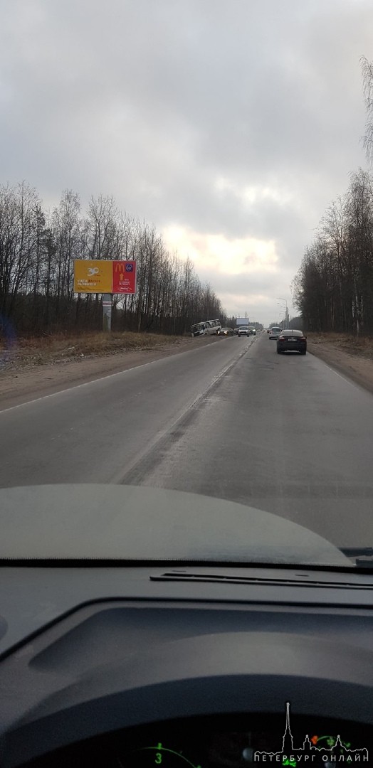 Авария с участием маршрутки и Лады на Шоссейной от Кузьмолово к Новому Девяткино.