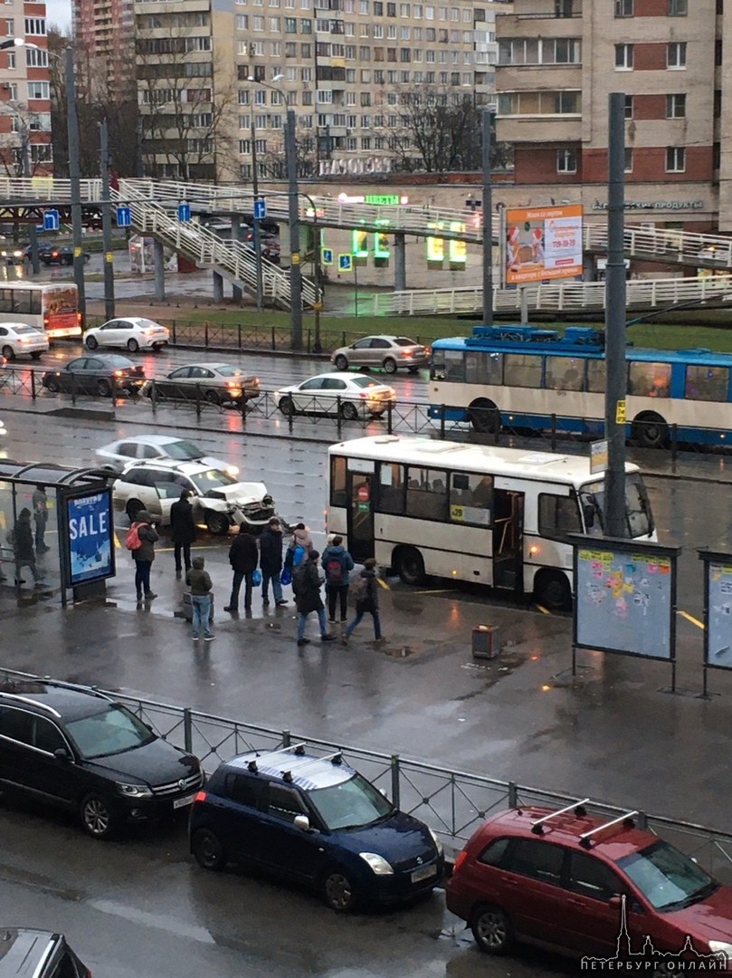 На проспекте Славы 12, водитель белого универсала догнал маршрутку на остановке.