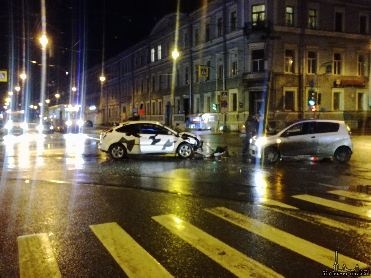 На пересечении Лермонтовского и Садовой около 21:00 два автолюбителя устроили небольшое дтп. Белее...