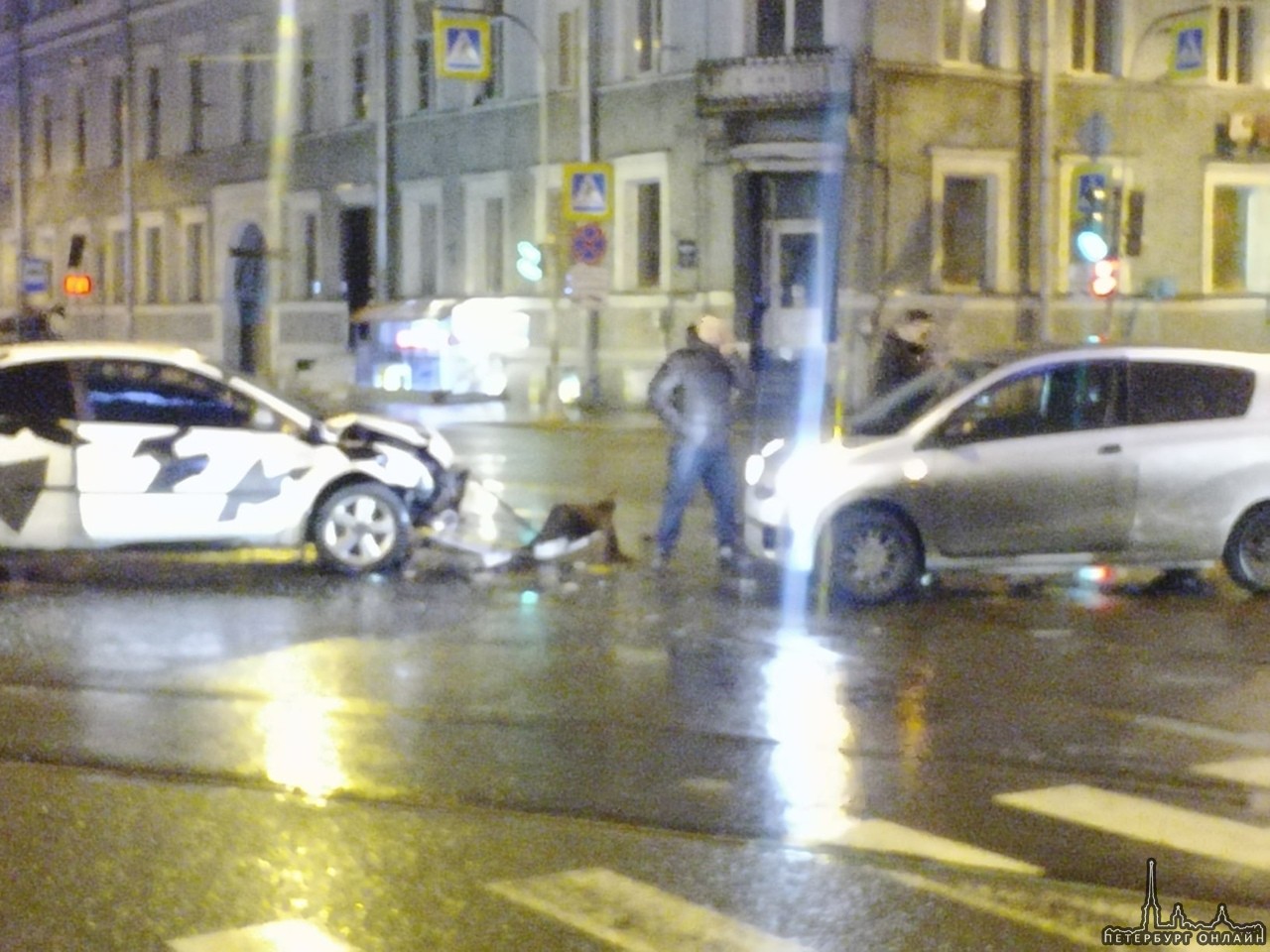 На пересечении Лермонтовского и Садовой около 21:00 два автолюбителя устроили небольшое дтп. Белее...