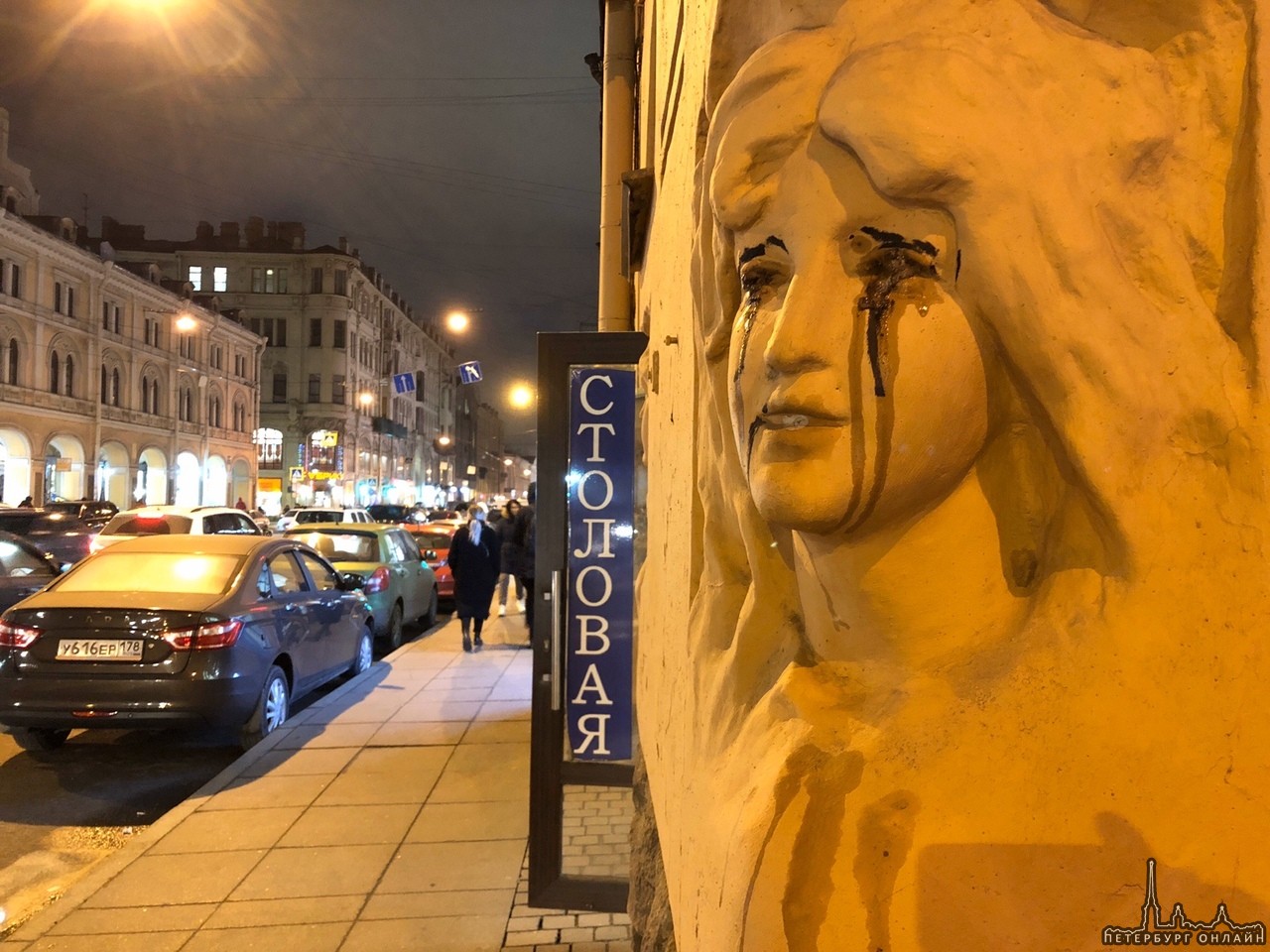 И снова вандализму подвергли женский барельеф на доме Николаевых. Кто же защитит петербургских руса...