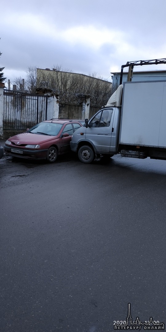 ДТП без водителей Газель покатилась в припаркованный автомобиль на Мельничной улице.