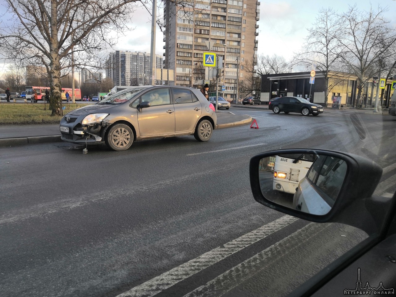 ДТП на Октябрьской набережной на выезде с Русановской.