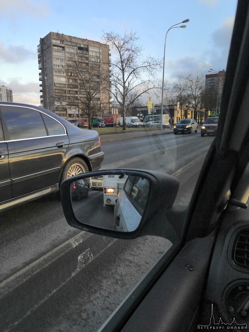 ДТП на Октябрьской набережной на выезде с Русановской.