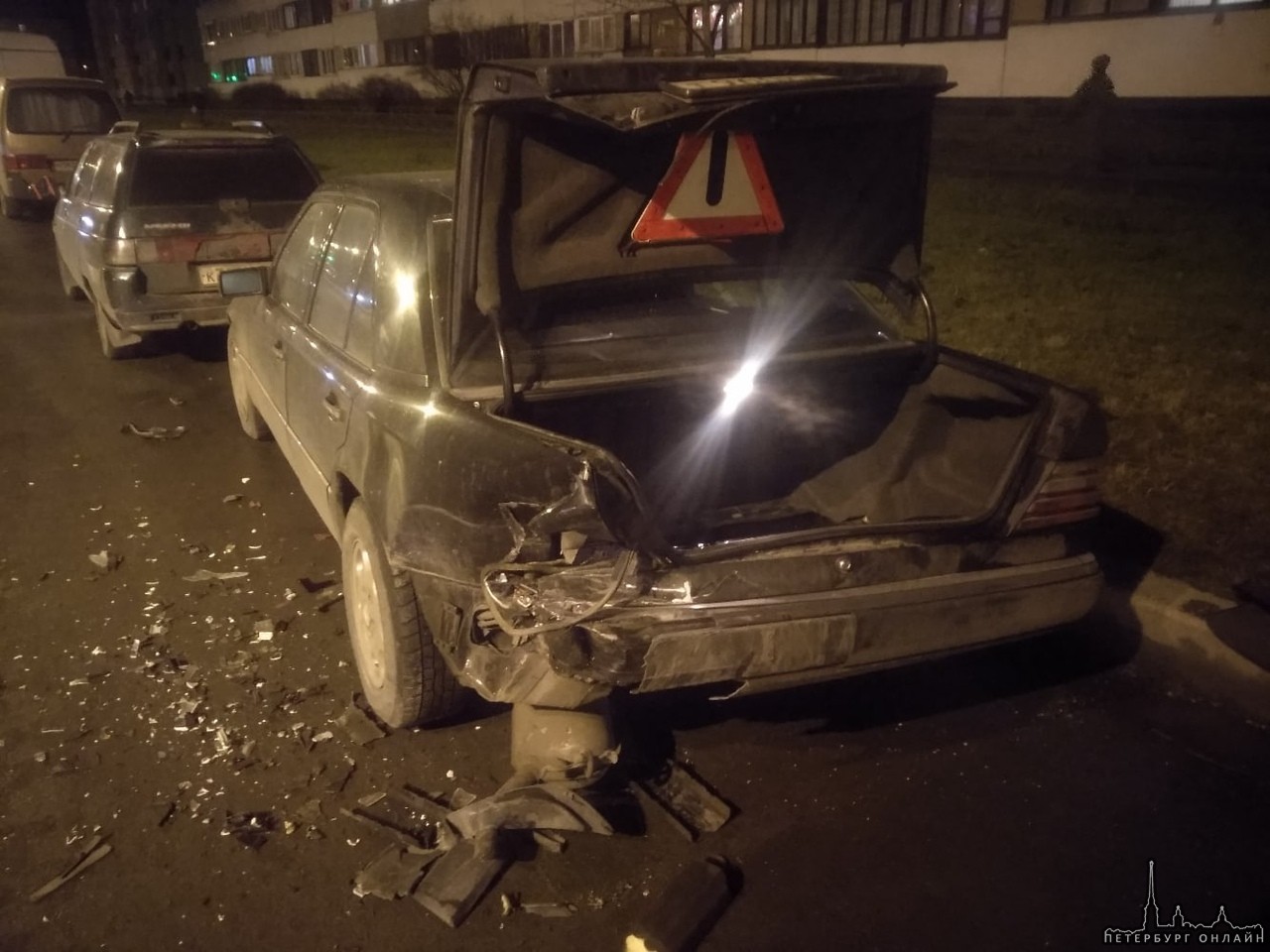 13 января в 18:37 на улице Солдата Корзуна, напротив дома 40 в припаркованный автомобиль Mercedes 12...