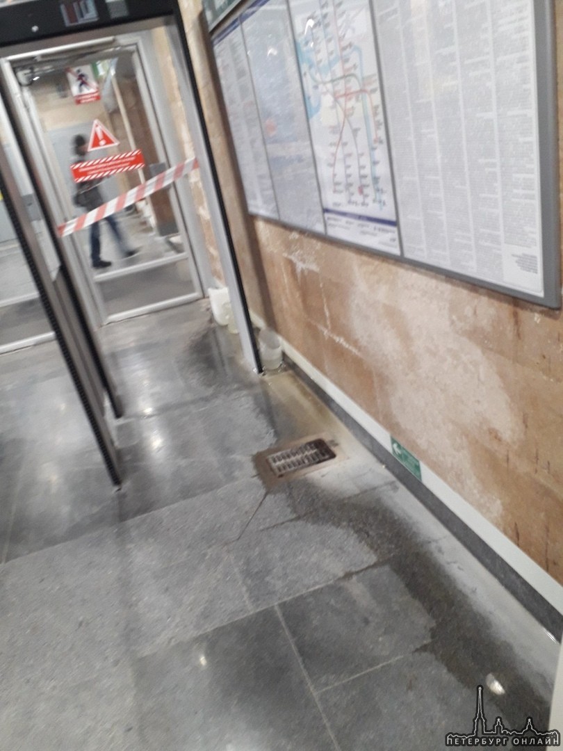 Станция Дунайская продолжает течь. Вода капает с потолка и образовывает подтеки на стенах. Тряпошные...