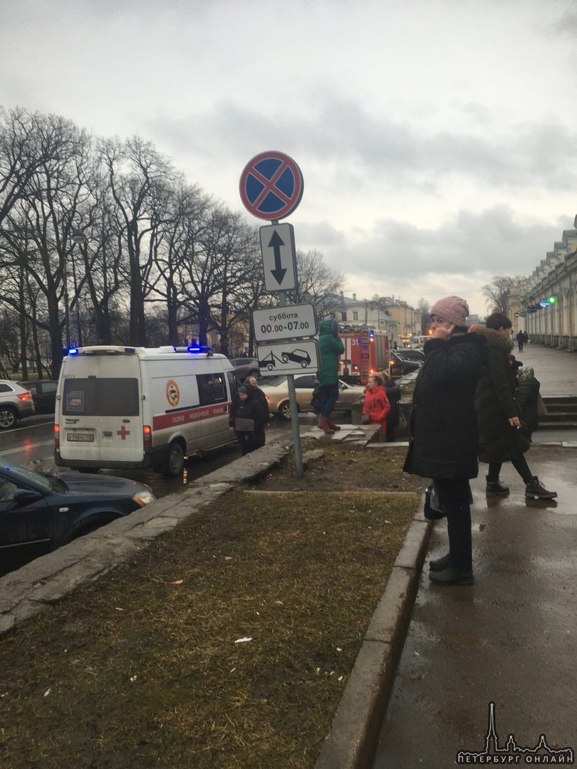 В Пушкине эвакуируют Гостиный двор.. кто-то сообщил о заминировании.