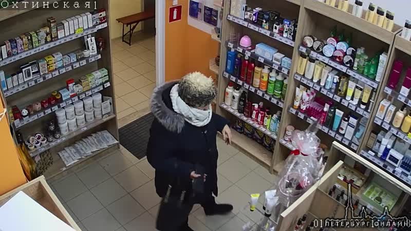 Тройку грабителей, обокравших магазин корейской косметики в Мурино, ищут по видеозаписям Камеры наб...
