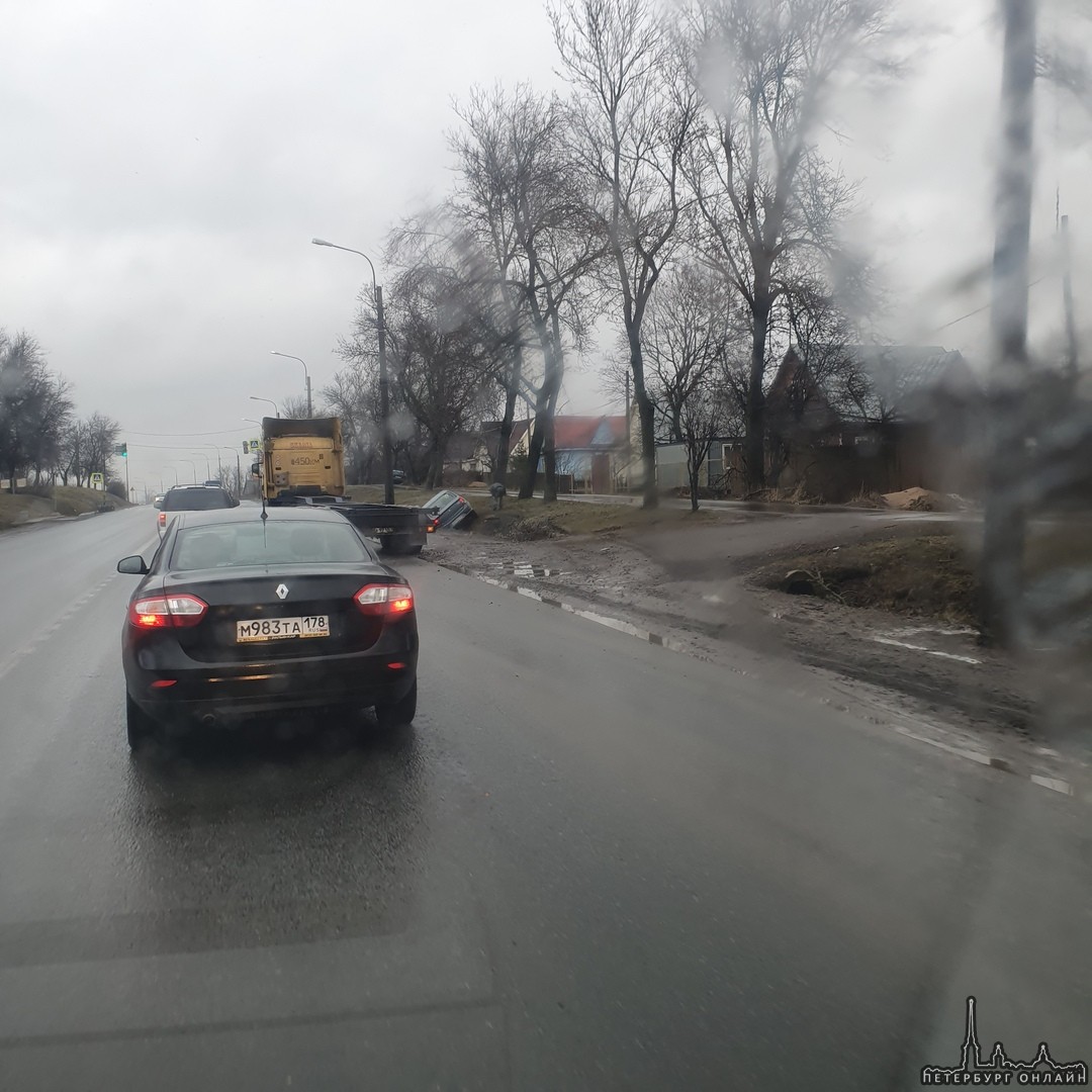 На выезде из Красного Села в сторону города, не понятно что произошло, но Реношка что-то не поделила...