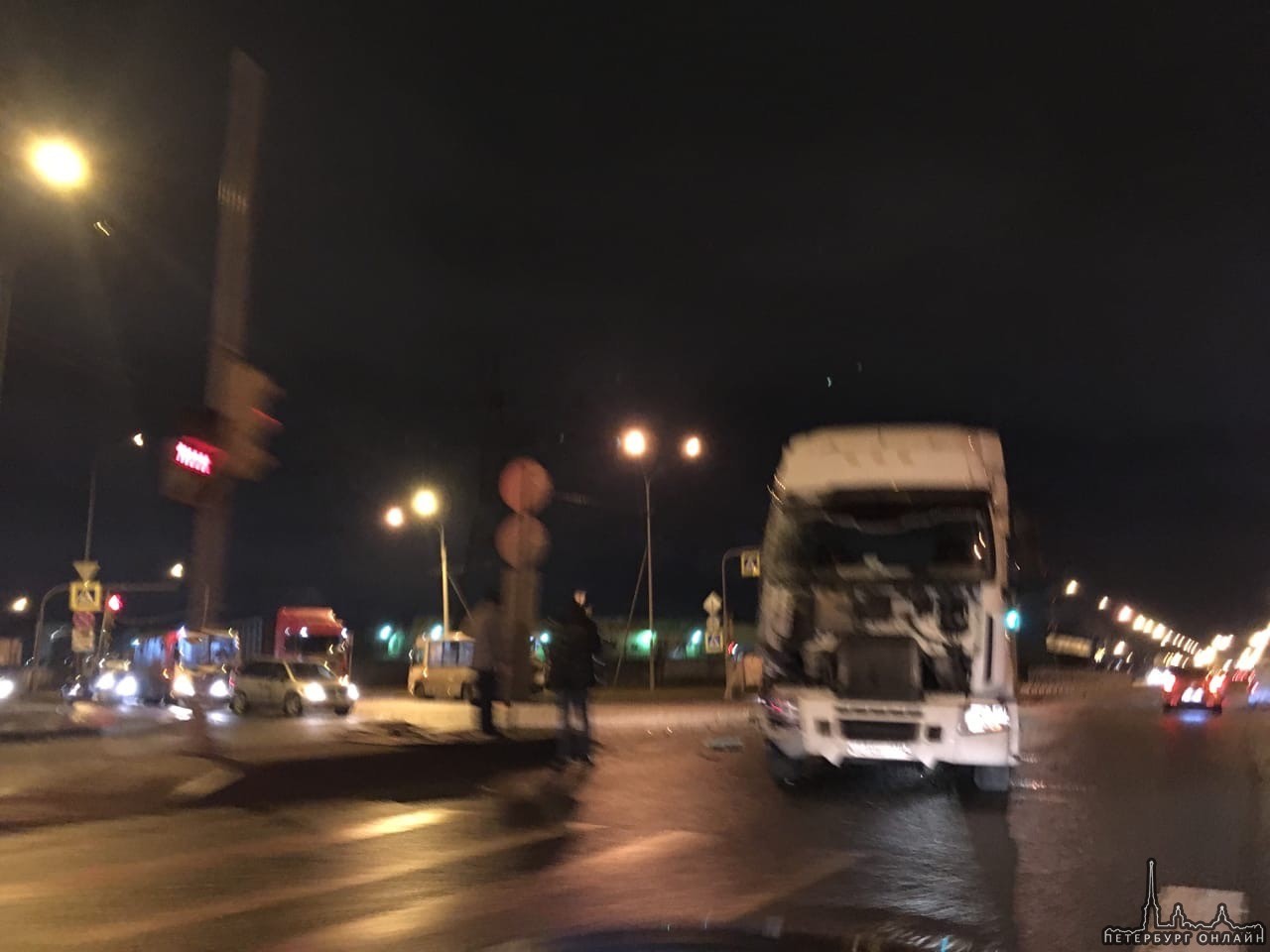 На перекрёстке Софийской улицы и Грузового проезда фура столкнулась с маршруткой 96 маршрута.