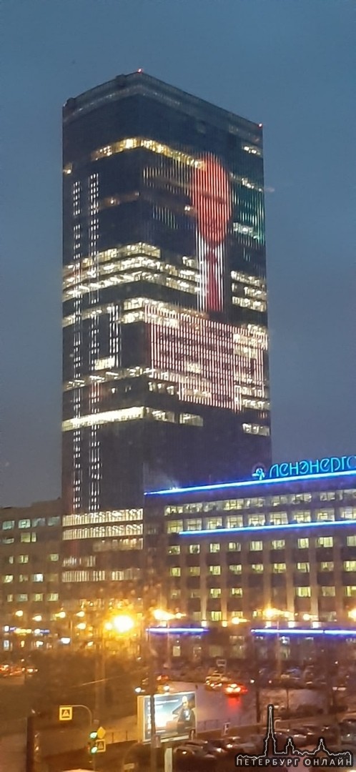 Жители Петербруга заметили сегодня портрет президента на медиафасаде 42-этажного здания Leader Tower...