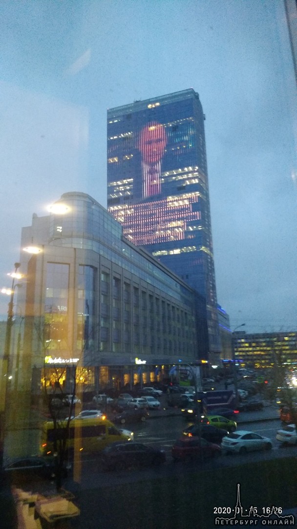 Жители Петербруга заметили сегодня портрет президента на медиафасаде 42-этажного здания Leader Tower...