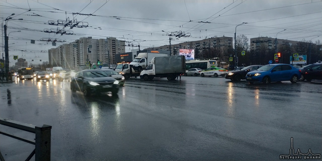 Авария с эвакуатором на пересечении Космонавтов и Типанова.