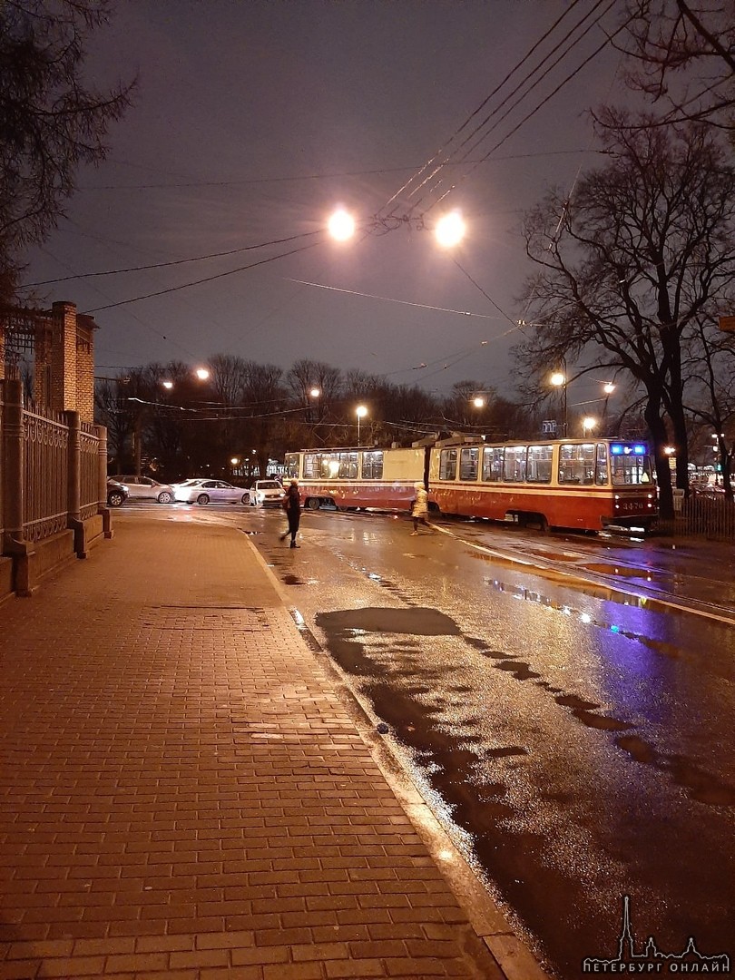 На перекрёстке ул.Куйбышева и Кронверкского Поло попал под трамвай, женщина в ФВ лет 60, сидит держ...