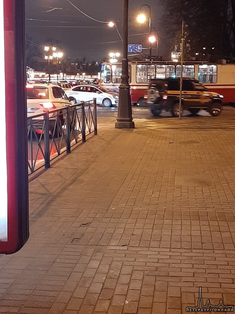 На перекрёстке ул.Куйбышева и Кронверкского Поло попал под трамвай, женщина в ФВ лет 60, сидит держ...