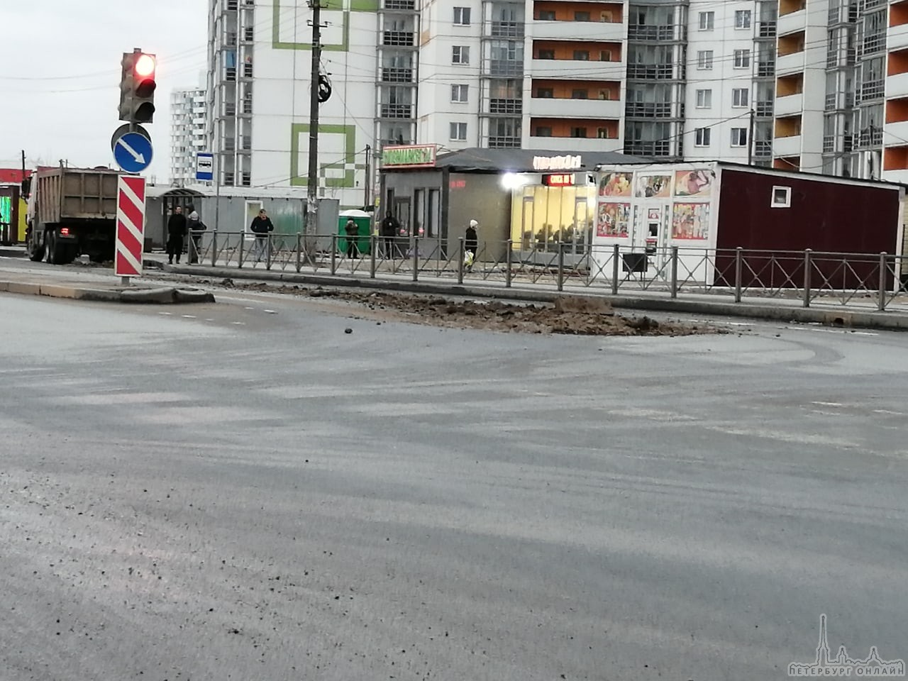 На Московском шоссе 246 (пос. Ленсоветовский) у камазиста на повороте открылся кузов и он потерял гл...