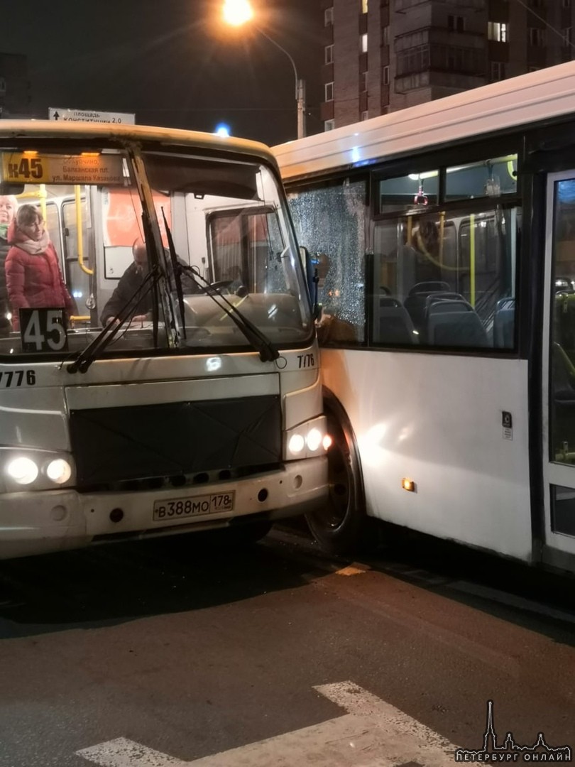 Около станции метро Ленинский 142 автобус и 45 маршрутка не поделили остановку