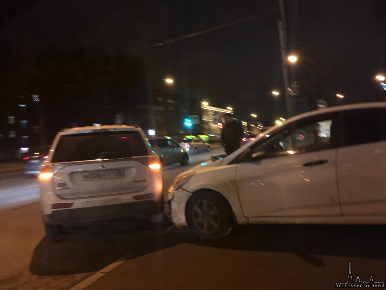 Два автомобиля не поделили выезд с улицы Гладкова на проспект Стачек.
