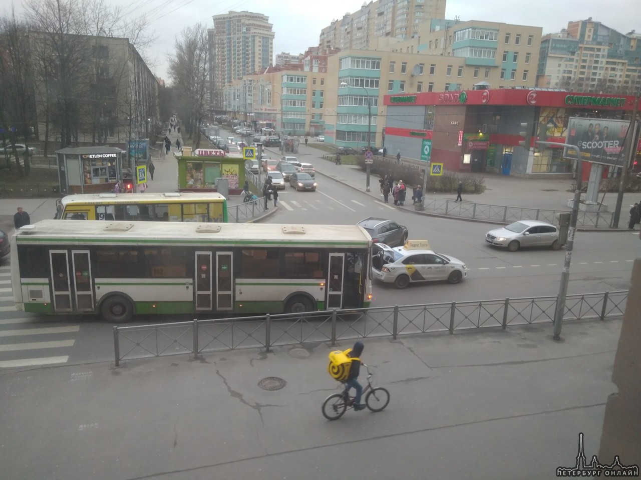 На пересечении Звездной и Пулковской улиц 192 автобус задел Яндекс.такси. Повреждения не сильные, но...