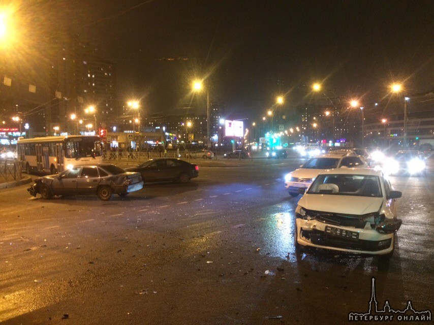 На перекрестке проспекта Большевиков и улицы Коллонтай столкнулись Opel и Volkswagen.