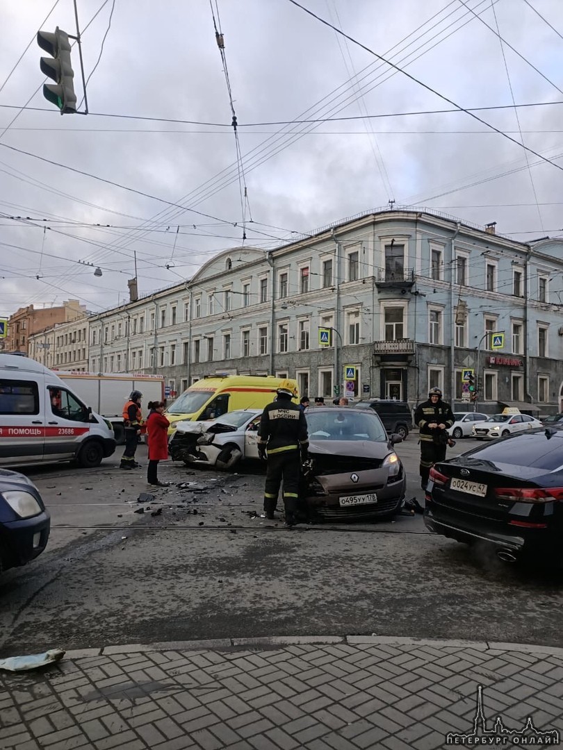 На перекрёстке Садовой улицы и Лермонтовского проспекта Renault и такси Лада Веста сошлись в лобовом ДТ...