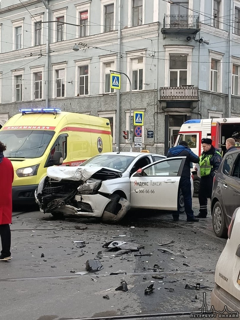 На перекрёстке Садовой улицы и Лермонтовского проспекта Renault и такси Лада Веста сошлись в лобовом ДТ...