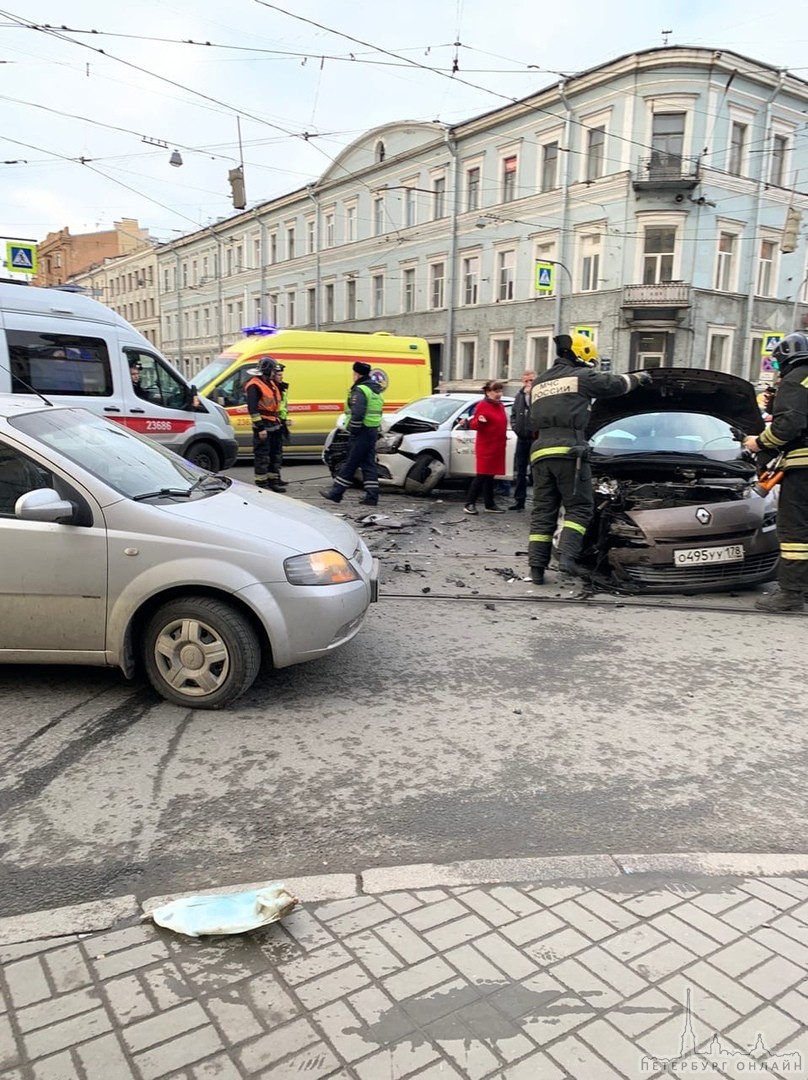 На перекрёстке Садовой улицы и Лермонтовского проспекта Renault и такси Лада Веста сошлись в лобовом ДТ...