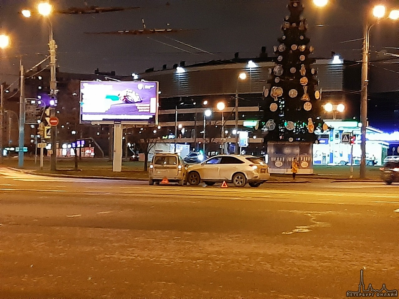 Ларгус и Lexus стоят грустят на перекрестке Большевиков и Коллонтай