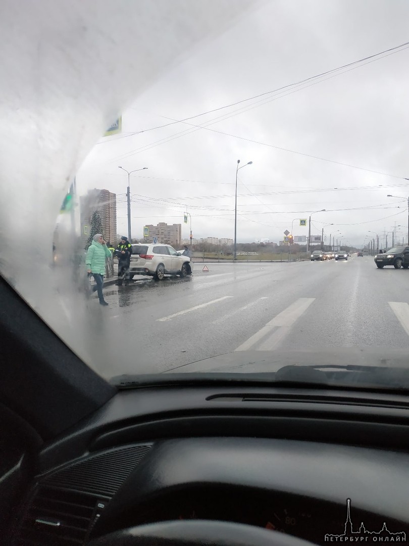 Мусоровоз и Митсубиши столкнулись на перекрёстке Петергофского шоссе и Партизана Германа