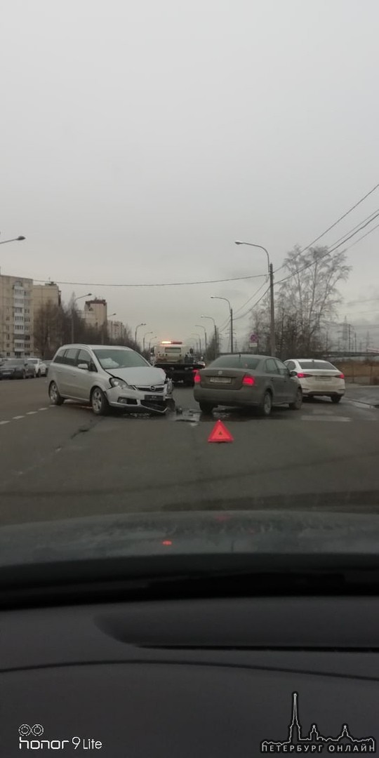 Поло ехал с Cолидарности поворачивал на Кржижановского и его поцеловал в бок Опель.