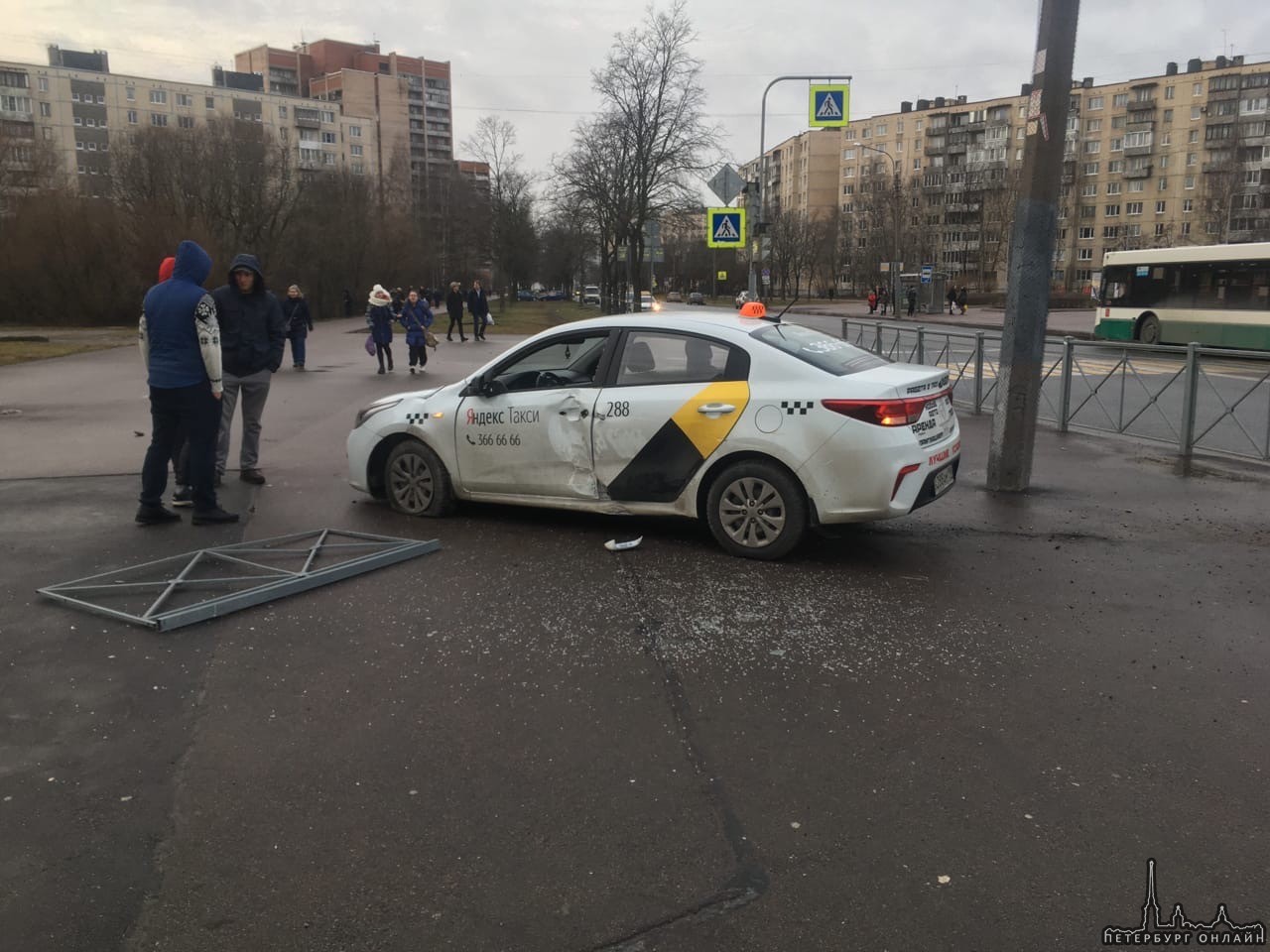 Такси вылетел на тротуар, пробив ограждение перекрестка Купчинской и улицы Олеко Дундича