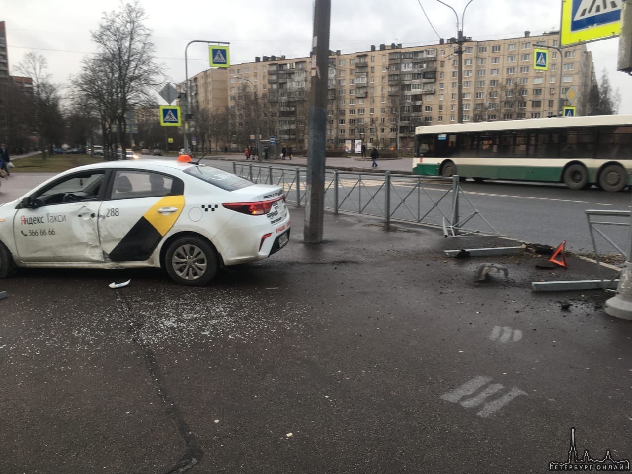 Такси вылетел на тротуар, пробив ограждение перекрестка Купчинской и улицы Олеко Дундича