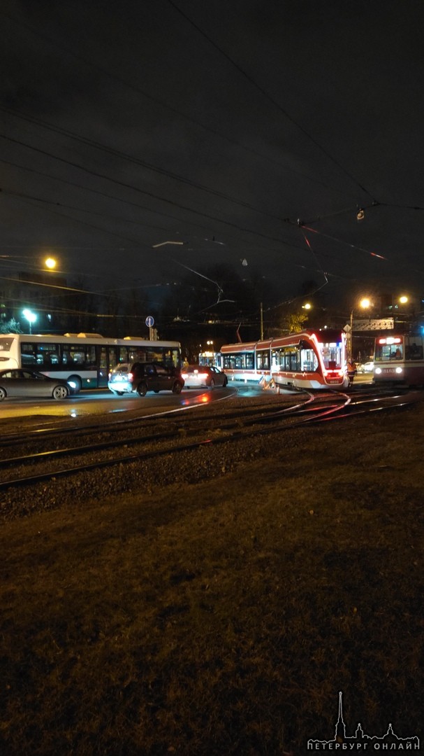 Трамвай перегородил дорогу на Стачек перед Трамвайным проспектом.
