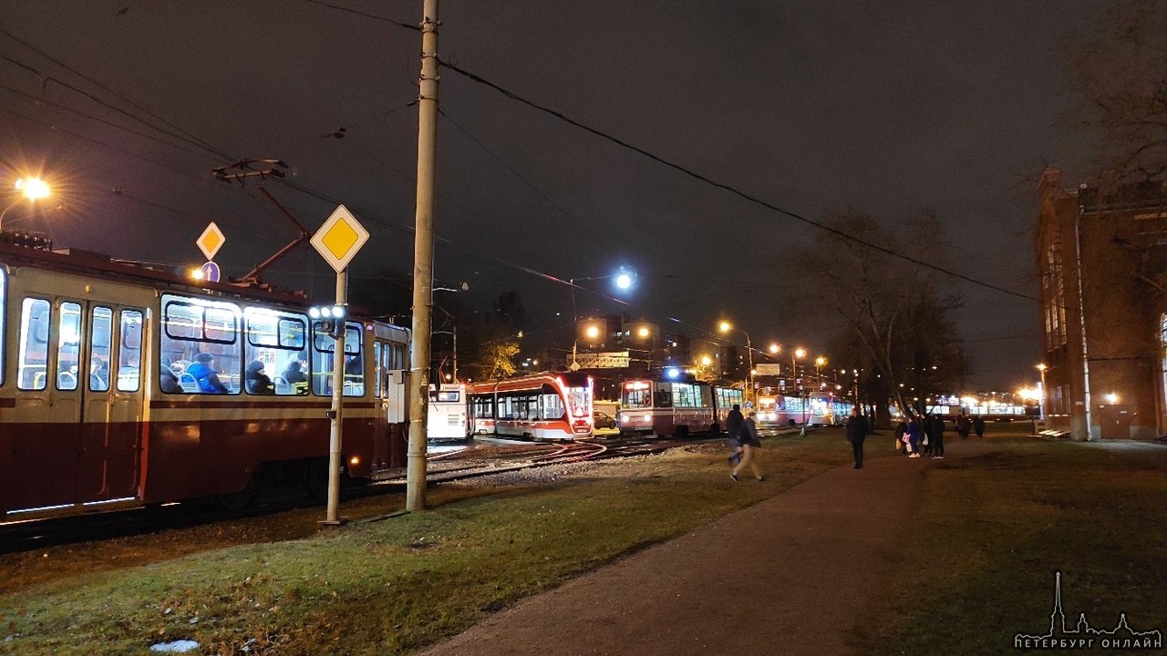 Трамвай перегородил дорогу на Стачек перед Трамвайным проспектом.