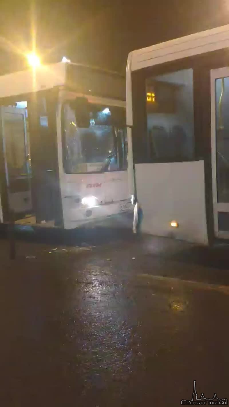На Таллинском шоссе у Ленты в 20:40 автобус врезался в автобус.