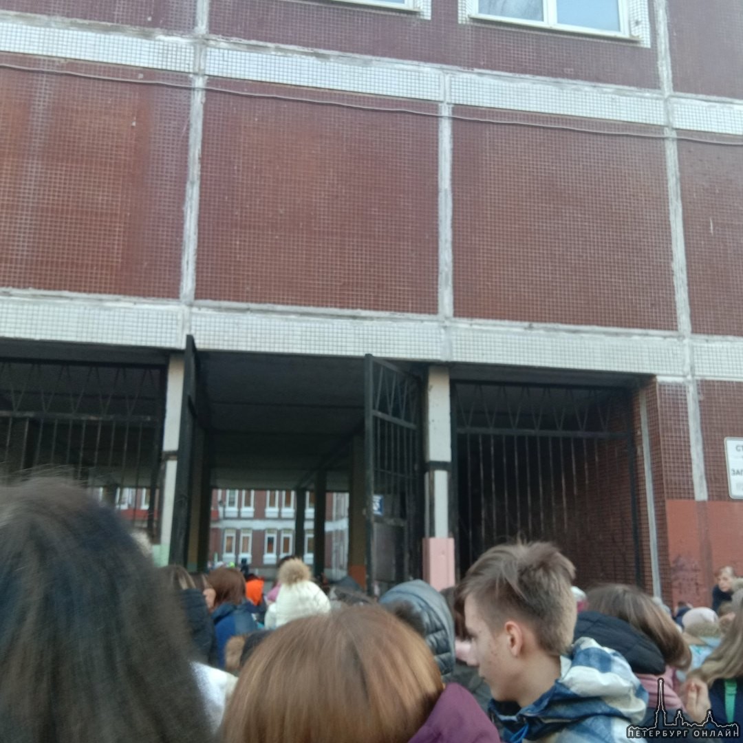 533 лицей на Новочеркасском проспекте, 31 эвакуирован. Елизаветинская больница эвакуирована, никого ...