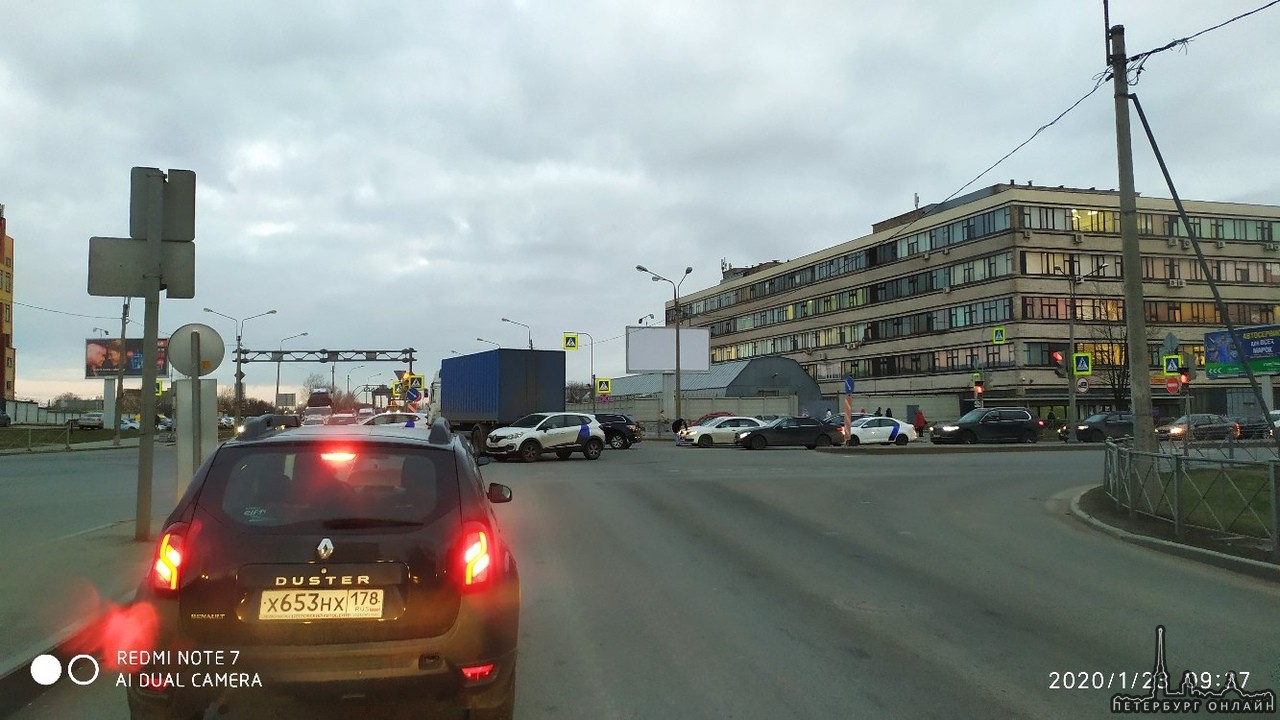 Яндекс Драйв притерся к заду грузовика на перекрестке Благодатной и Кубинской