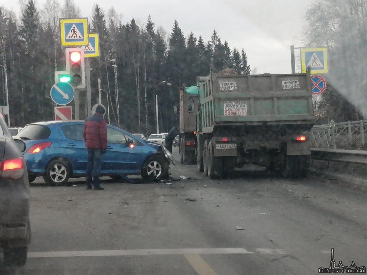 На перекрёстке Выборгского шоссе и поворота на Новое Сертолово грузовики обидели Peugeot