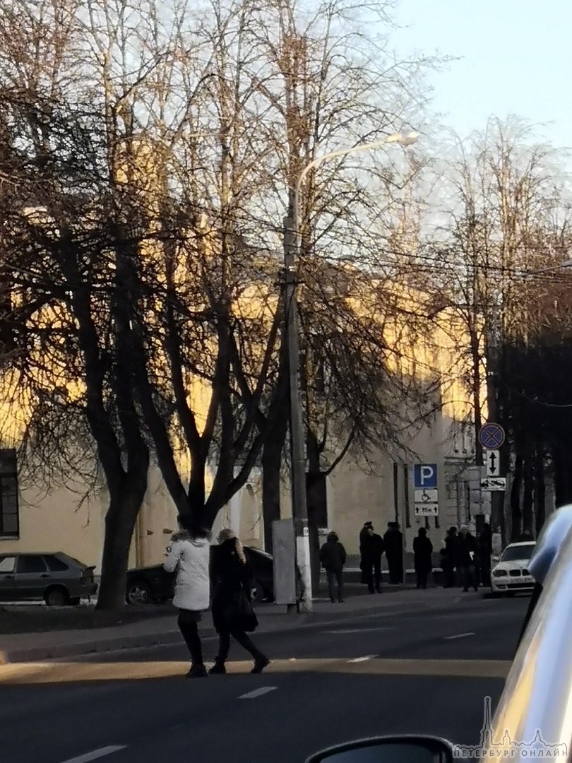 Люди с 9 утра стоят на улице перед Петродворцовым районным судом. поступило сообщение о заминировани...