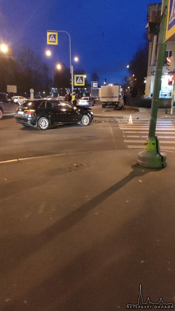 Смачный чмоке Audi с полицией-фургончиком на перекрестке Бабушкина и Крупской. Девушку доставили в б...