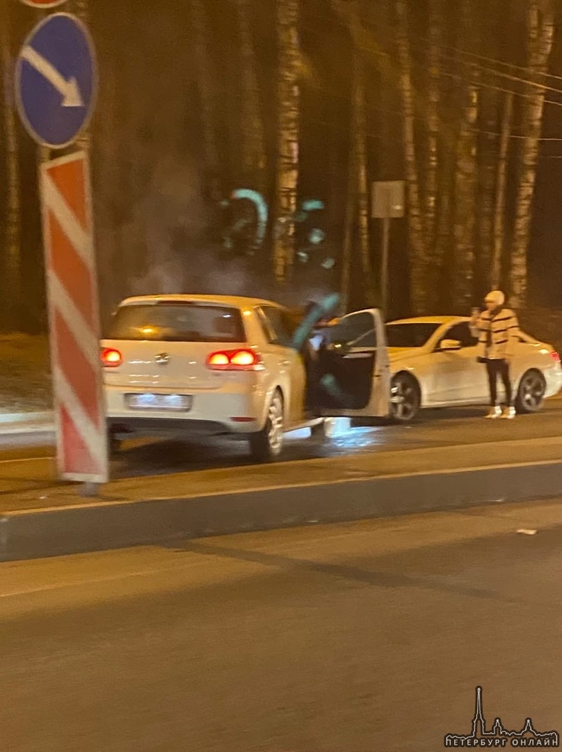 VW вылетел на встречку на Выборгском шоссе, проезд перекрыл полностью