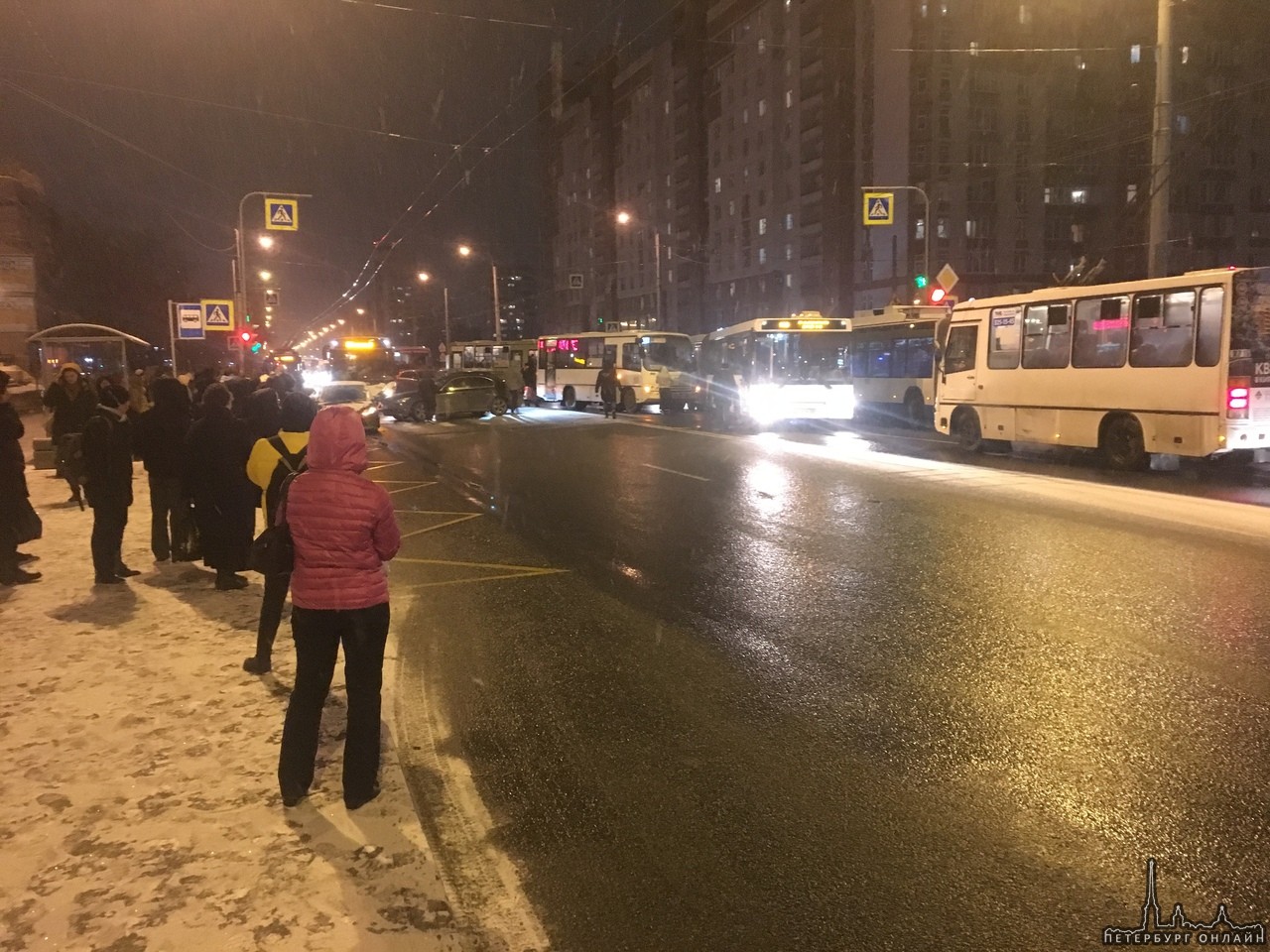 Авария на проспекте Ветеранов у ТЦ "Ульянка" и все участники в кадре.. Автобус перекрыл оставшийся п...