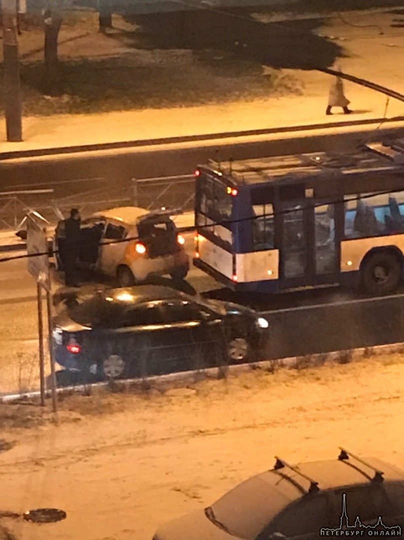 На Ветеранов перед Дачным каршеринг врезался в зад троллейбусу.