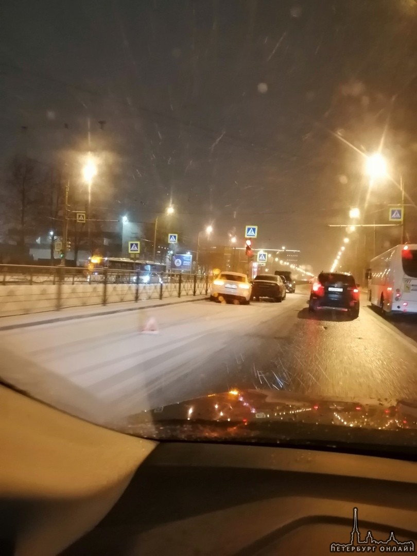 У дома 21 по Бухарестской Audi и Мерс отмечают снегопад в левой полосе.