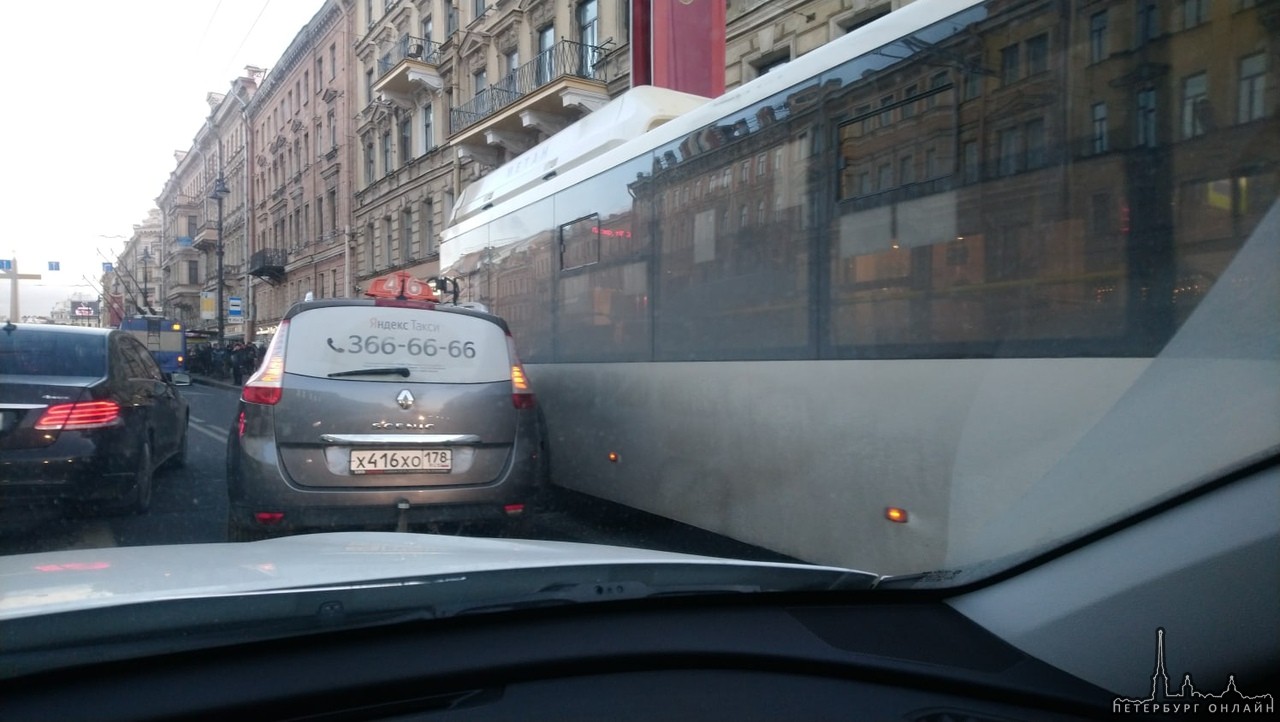 На Невском проспекте у дома 75 Дтп городского автобуса с Яндекс Такси произошло