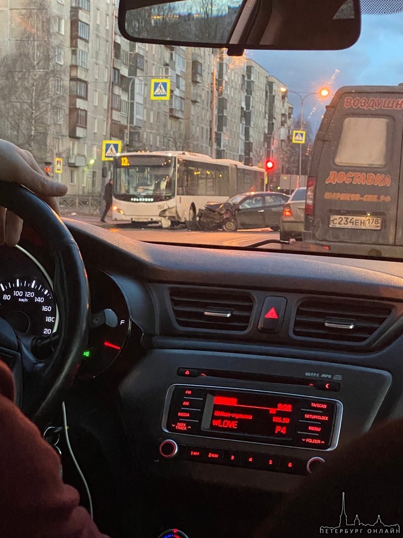 Утренняя авария в 9:40 на перекрёстке Искровского проспекта с улицей Подвойского, легковая влетела в...