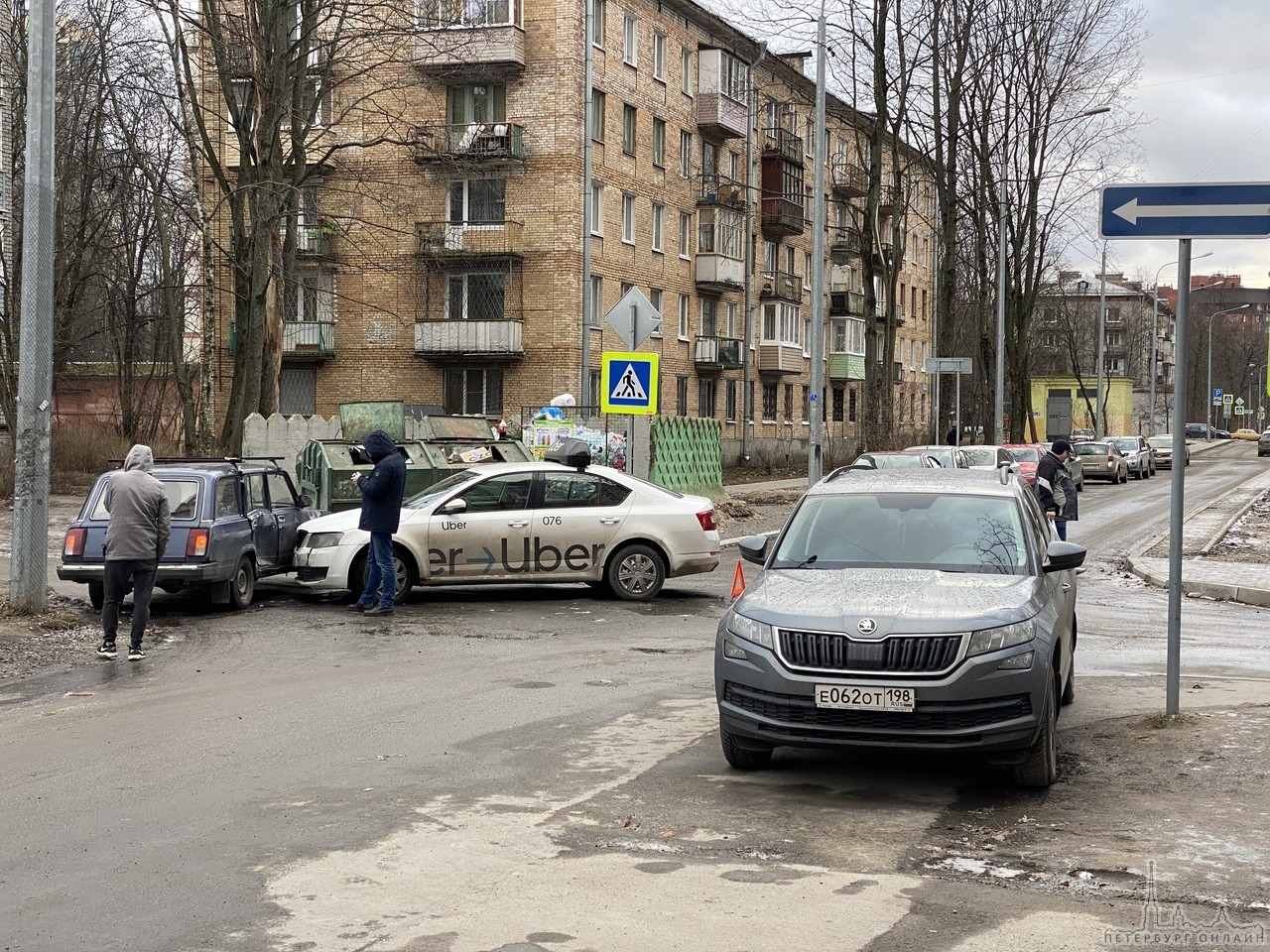 На Ярославском проспекте 76 столкнулись машина такси и ВАЗ.