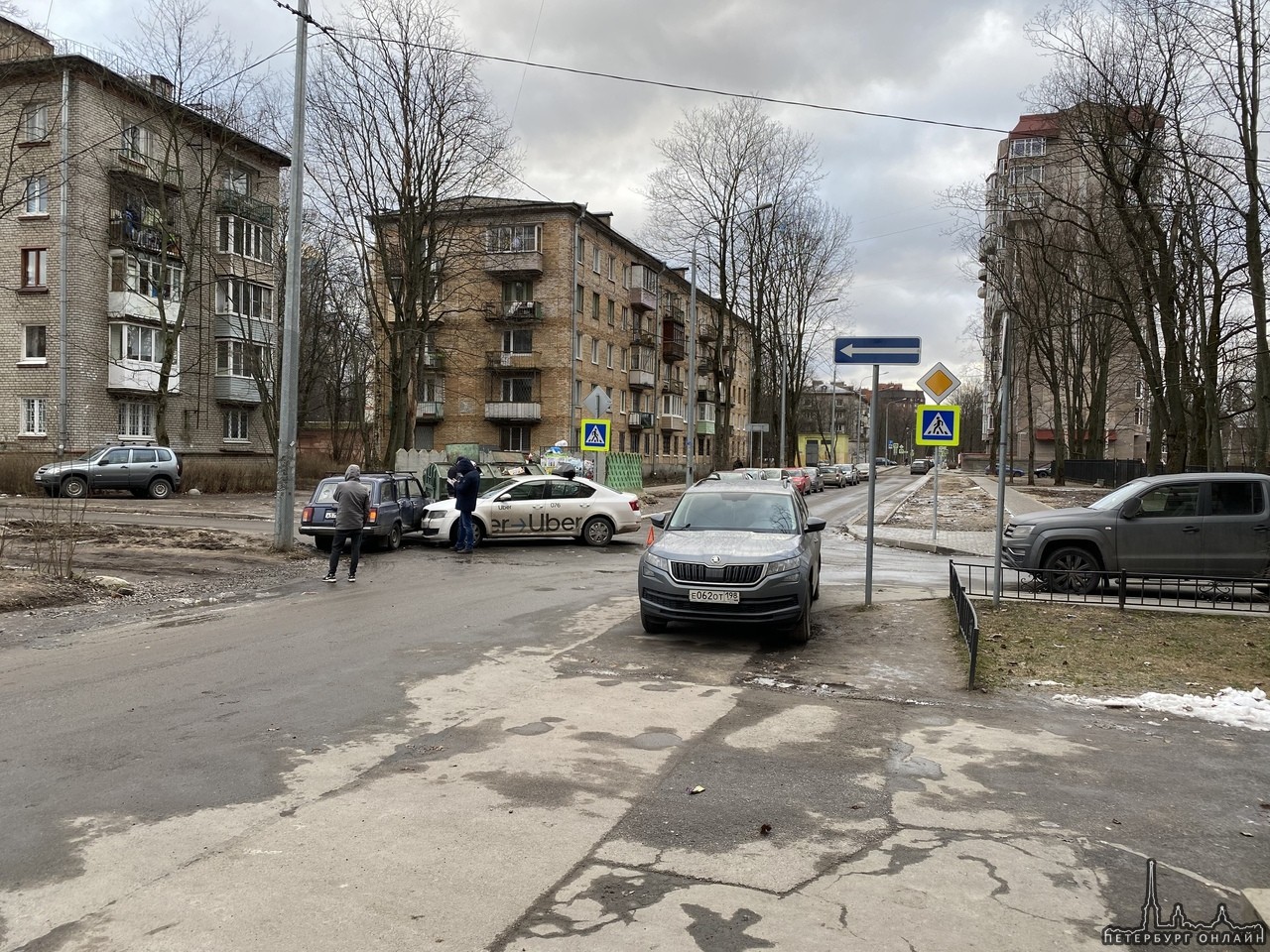 На Ярославском проспекте 76 столкнулись машина такси и ВАЗ.