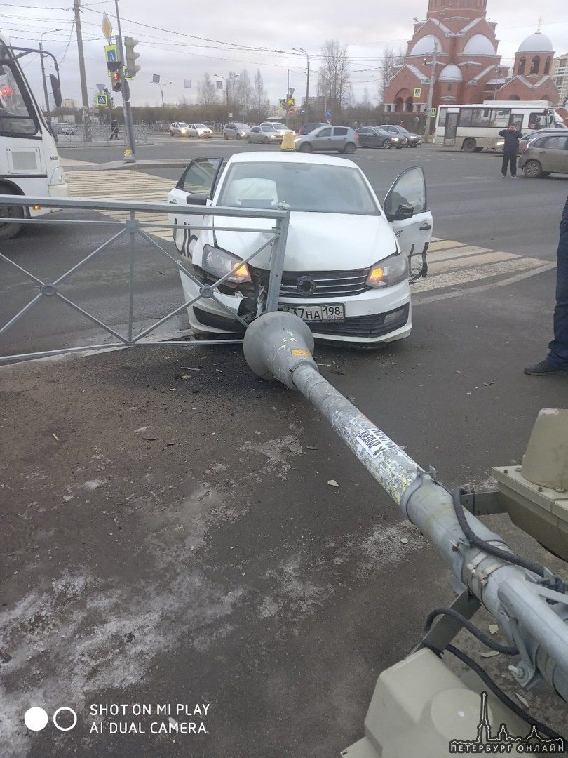 Торопыга на такси шел на желтый через перекресотк проспекта Луначарского и Гражданского и ,получил в...