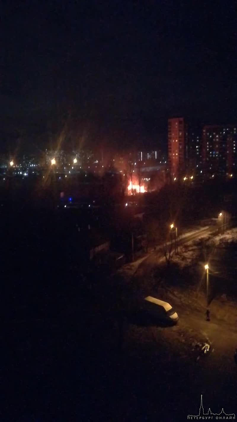 В Новом Девяткино - два пожара за один вечер Сперва сгорела квартира в 15-этажном доме на улице Эн...